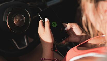 Uso del servicio Spotify en un coche