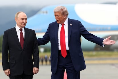 El presidente estadounidense Donald Trump le dirige un gesto amable a su homólogo ruso, Vladimir Putin, en la base Elmendorf-Richardson de Anchorage, Alaska, este viernes. 