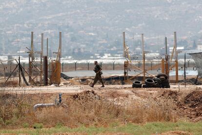 Un soldado israelí vigila el entorno desde su posición militar en  la valla de seguridad cercana a la ciudad cisjordana de Jenin.
