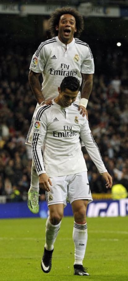 Cristiano celebra un gol con Marcelo.