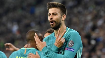 Piqué celebra seu gol contra o Monchengladbach.