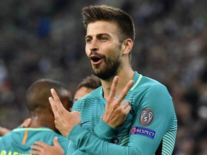 Piqué celebra seu gol contra o Monchengladbach.