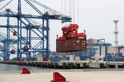 Grúas operando en el puerto de Chancay de Lima, Perú, el 29 de octubre de 2024.