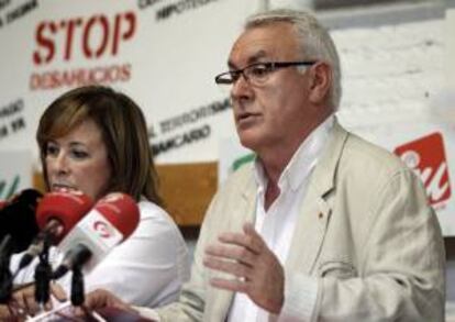 El coordinador de IU, Cayo Lara y la coordinadora de EU, Marga Sanz, durante la rueda de prensa que han ofrecido en la sede de Valencia sobre asuntos relacionados con la corrupción.