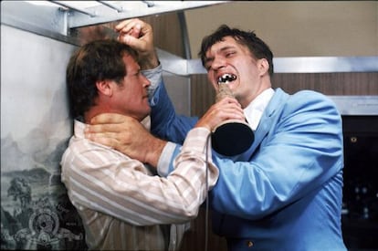 Los actores Roger Moore y Richard Kiel en un fotograma de la pel&iacute;cula &#039;La esp&iacute;a que me am&oacute;&#039;.