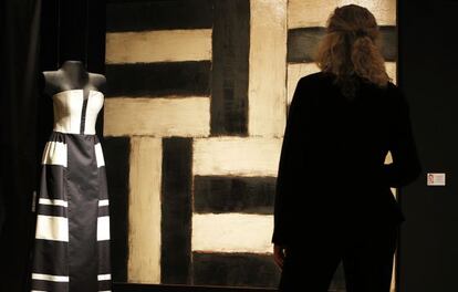 Un traje de Elio Berhanyer junto a un cuadro de Sean Scully.