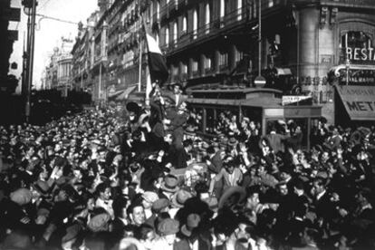 Miles de personas festejan el advenimiento de la República en la Puerta del Sol el 14 de abril de 1931.
