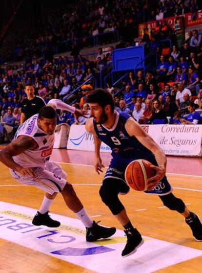 Barrera, del Burgos, bota el balón ante Zamora, del Palencia, el domingo pasado.