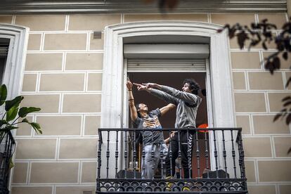 El balcón se convierte en pista de baile en el barrio de Malasaña, en Madrid.