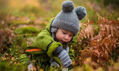 Un niño disfruta del campo.