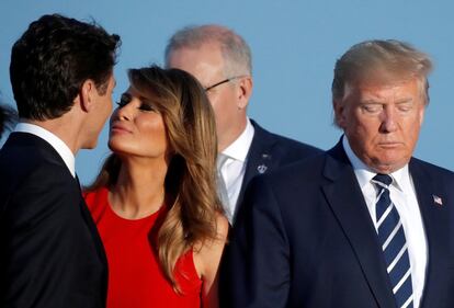 La primera dama Melania Trump besa al primer ministro canadiense, Justin Trudeau, en presencia de su marido el presidente de Estados Unidos, Donald Trump, durante la foto de familia de la cumbre del G7 celebrada en Biarritz, Francia.