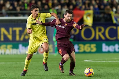 Rodri disputa un balón a Leo Messi en un Villarreal-Barça el 10 de diciembre de 2017, en Villarreal. 