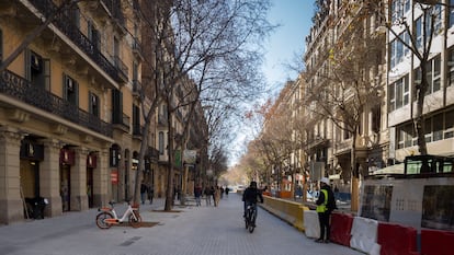 Obras avanzadas en la Superilla de la calle de Consell de Cent de Barcelona, a finales de enero.