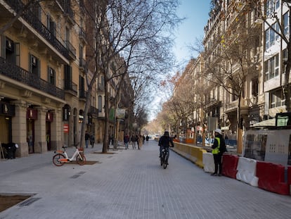 Obras avanzadas en la Superilla de la calle de Consell de Cent de Barcelona, a finales de enero.