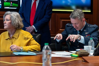 Susie Wiles y Dan Caine asisten a la reunión con Trump.
