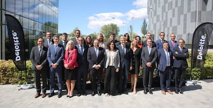 La presidenta de la Comunidad de Madrid, Isabel Díaz Ayuso, junto a Alfonso Mur, responsable de seguridad de Deloitte Madrid (izquierda), Fernando Ruiz, presidente de la empresa (derecha) y otros cargos de Deloitte y la Comunidad.