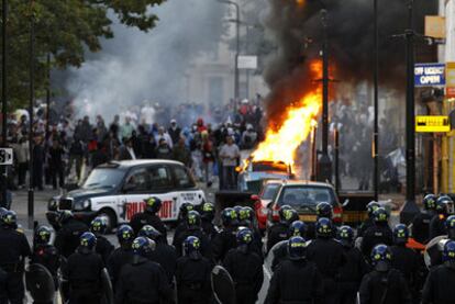 Antidisturbios cortan una calle del barrio londinense de Hackney, uno de los escenarios de la revuelta.