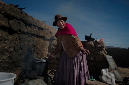 Mujer cocinando en una vivienda de la comunidad Antipampa.