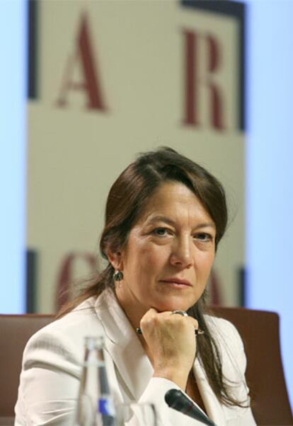 La nueva directora de ARCO, Lourdes Fernández, durante la presentación del el proyecto 2007 de esta Feria internacional de arte contemporáneo.
