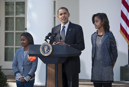 De izquierda a derecha: Sasha, Barack y Malia Obama, el día del indulto del pavo de Acción de Gracias de 2010.
