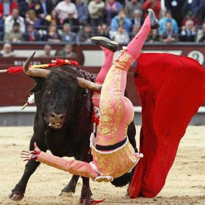El diestro Morenito de Aranda, volteado por el segundo toro de su lote, ayer en Las Ventas.
