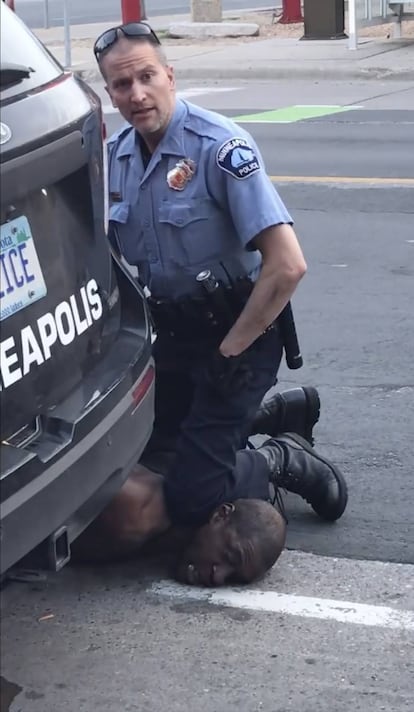 <b>Ocho minutos y 46 segundos.</b> El vídeo dio la vuelta al mundo. 25 de mayo, Mineápolis, Minesota (Estados Unidos). El policía Derek Chauvin inmoviliza con su rodilla a George Floyd contra el asfalto durante casi nueve minutos. Floyd, que dice varias veces que no puede respirar, murió por asfixia.