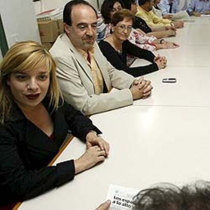 Etelvina Andreu (izquierda) y Roque Moreno (fondo), ayer en la asamblea socialista de Alicante.