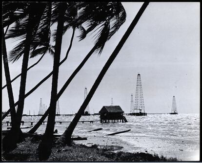 Pozos petroleros en el lago Maracaibo, en febrero de 1944.