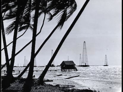 Pozos petroleros en el lago Maracaibo, en febrero de 1944.
