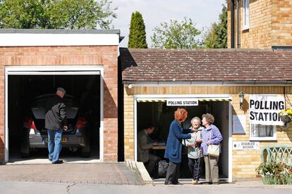 Un colegio electoral en Crodyon, al sur de Londres, en un garaje particular.