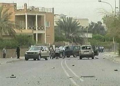 Varios vehículos acuden en auxilio de las víctimas de la explosión, en la avenida Abu Nawas.