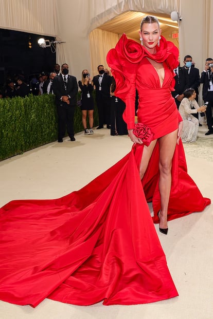 La modelo Karlie Kloss, espectacular de rojo. Su vestido es de Carolina Herrera.