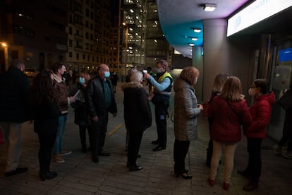 Toma de temperatura a los asistentes minutos antes del concierto de Raphael del 20 de diciembre de 2020 en Madrid. 