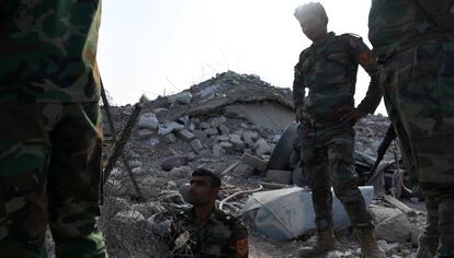 Soldados 'peshmerga', junto un túnel cavado por el ISIS.