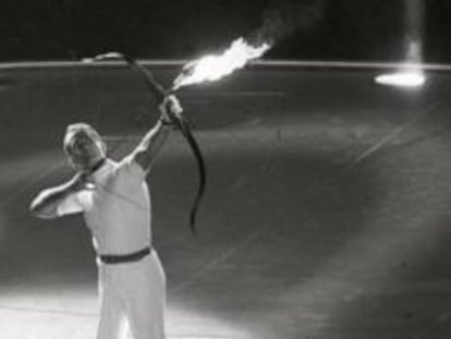 L'arquer Antonio Rebollo encén la flama olímpica del 1992.
