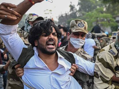 La policía detiene a activistas del movimiento estudiantil Akhil Bharatiya Vidyarthi Parishad (ABVP),durante una manifestación en Nueva Delhi. Exigen justicia para una niña que, según ellos, murió por suicidio en el estado de Tamil Nadu (India) después de ser presionada para la conversión religiosa.