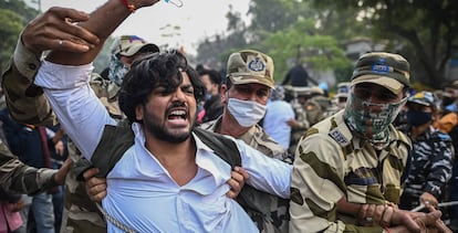 La policía detiene a activistas del movimiento estudiantil Akhil Bharatiya Vidyarthi Parishad (ABVP),durante una manifestación en Nueva Delhi. Exigen justicia para una niña que, según ellos, murió por suicidio en el estado de Tamil Nadu (India) después de ser presionada para la conversión religiosa.