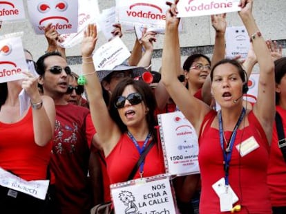 Trabajadores de Teletech, ayer, durante su protesta ante la sede de Vodafone en Valencia.