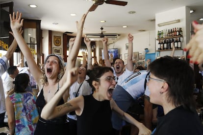 Los aficionados celebrando el primer gol de Argentina. 