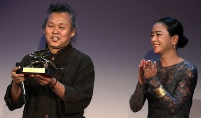 El cineasta Kim Ki-duk recibe el León de Oro de Venecia.