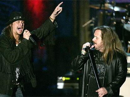 Los rockeros Kid Rock (izquierda) y Johnny van Zant, de Lynyrd Skynyrd, durante su actuación.