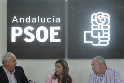 Francisco Carbonero, Susana Díaz y Manuel Patrana, en un momento de la reunión que mantuvieron en la sede del PSOE andaluz.