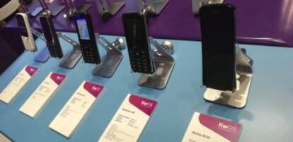 Móviles con el sistema operativo de KaiOS en exposición en el MWC 2019.