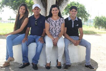 La familia de Diego Costa: su hermana Talita, su padre José, su madre Josileide y su hermano Jair, en la casa de los abuelos paternos del futbolista (Lagarto).