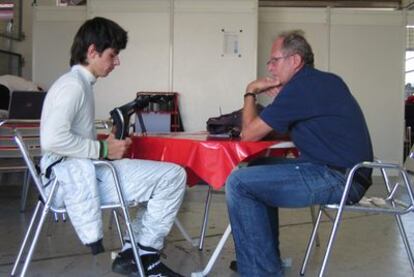 Jaime Alguersuari, junto a Helmut Marko, en las pruebas para la escudería en 2005.