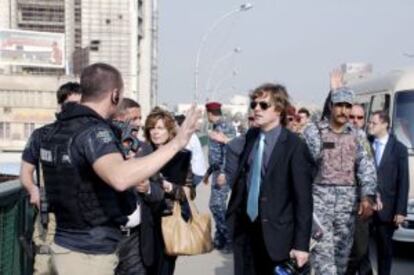 Judge Santiago Pedraz (in sunglasses) in Baghdad to view the site of the shelling.