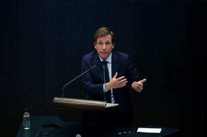 El alcalde de Madrid, José Luis Martínez-Almeida, toma la palabra durante su primer debate del estado de la ciudad, en el salón de sesiones del pleno del Palacio de Cibeles, sede del Ayuntamiento de Madrid.