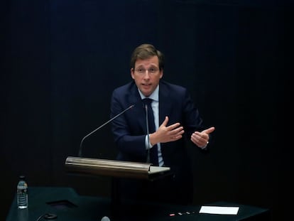 El alcalde de Madrid, José Luis Martínez-Almeida, toma la palabra durante su primer debate del estado de la ciudad, en el salón de sesiones del pleno del Palacio de Cibeles, sede del Ayuntamiento de Madrid.