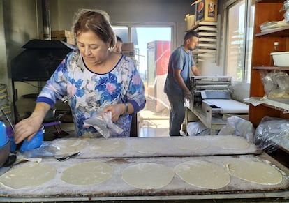 Isabelle Aoun, en su panadería en Zaaitra, este jueves. 