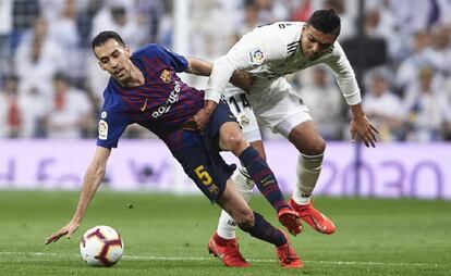 Casemiro, del Real Madrid, y Sergio Busquets, del Barcelona, en un clásico de Liga